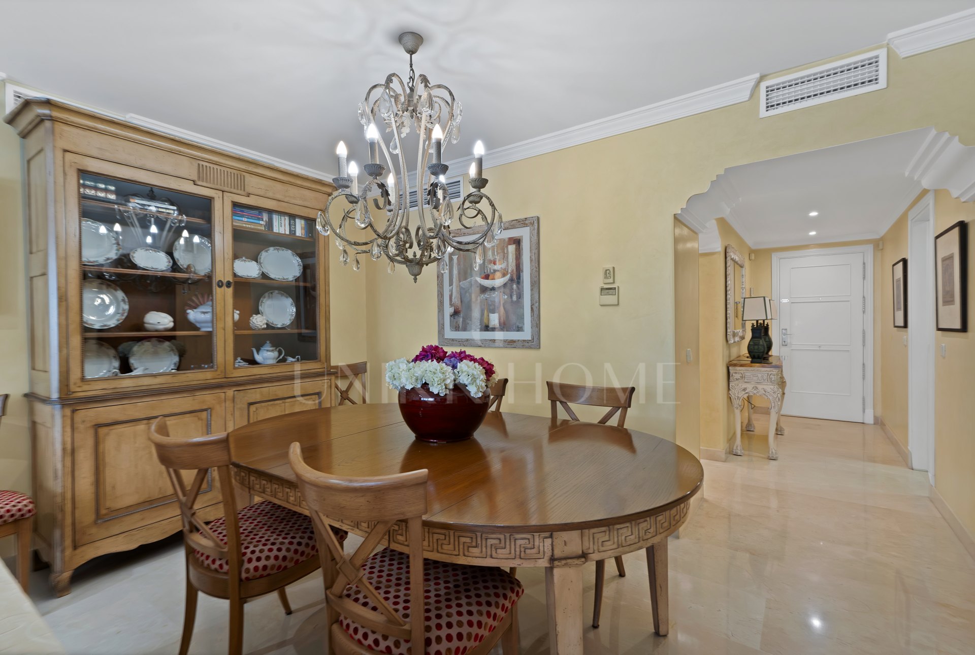 Apartamento en venta en Las Cañas Beach, Marbella Milla de Oro