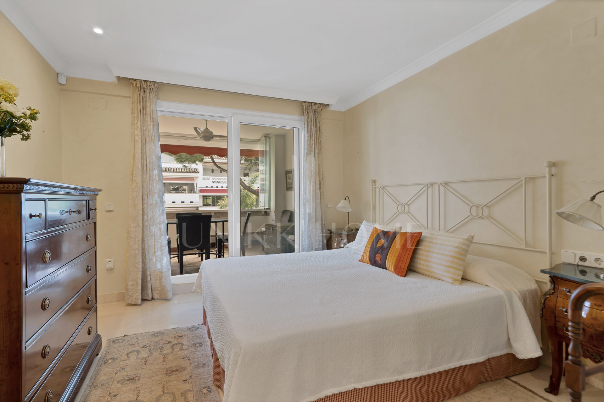 Apartamento en venta en Las Cañas Beach, Marbella Milla de Oro