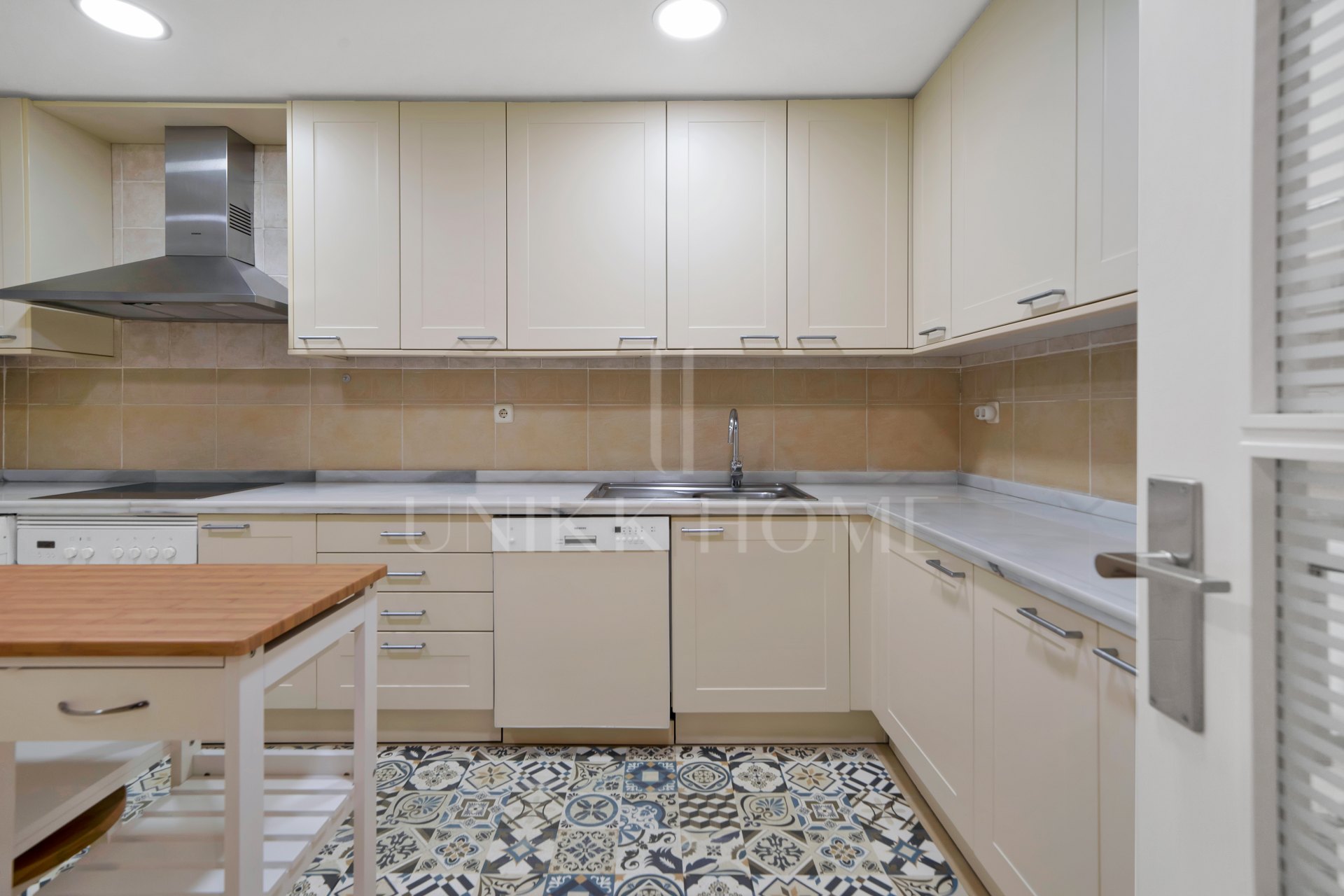 Apartamento en venta en Las Cañas Beach, Marbella Milla de Oro