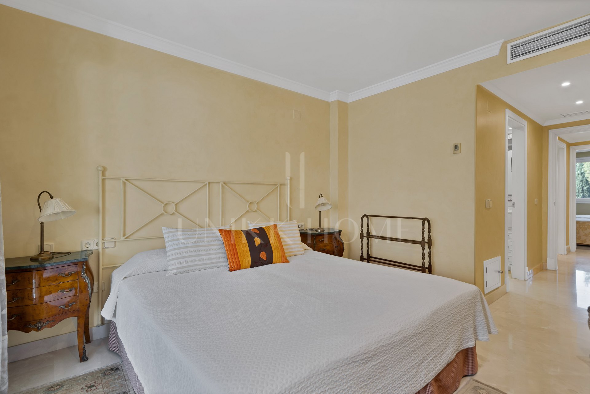 Apartamento en venta en Las Cañas Beach, Marbella Milla de Oro