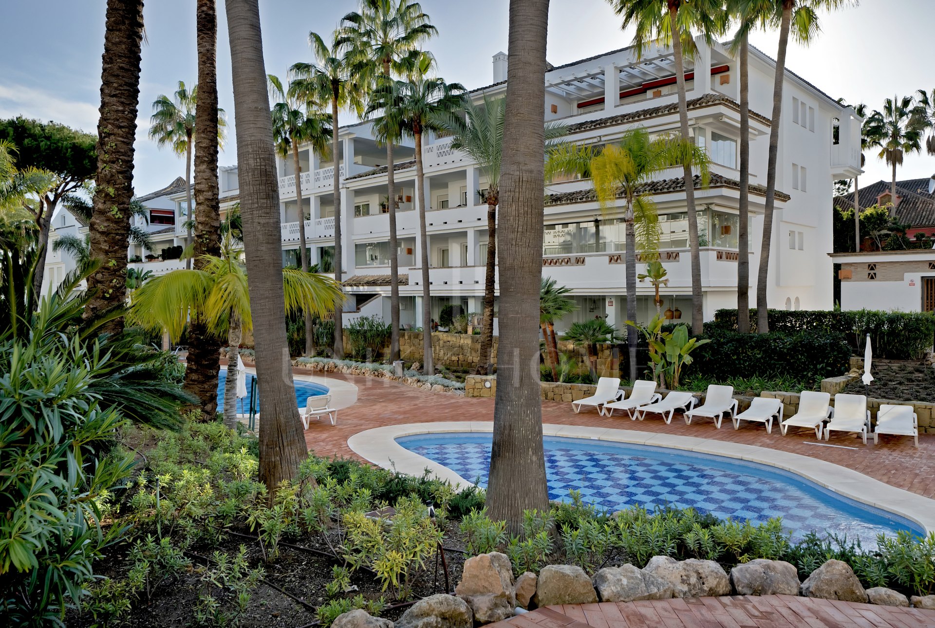 Apartamento en venta en Las Cañas Beach, Marbella Milla de Oro