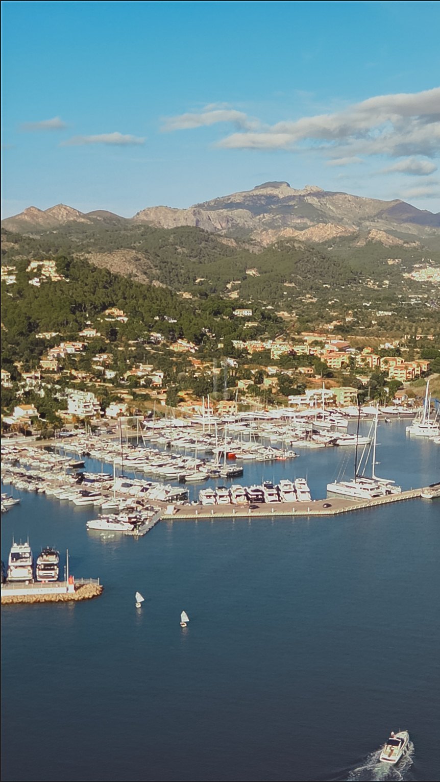 Apartamento completamente renovado con vistas panorámicas al mar y al puerto en Port d’Andratx