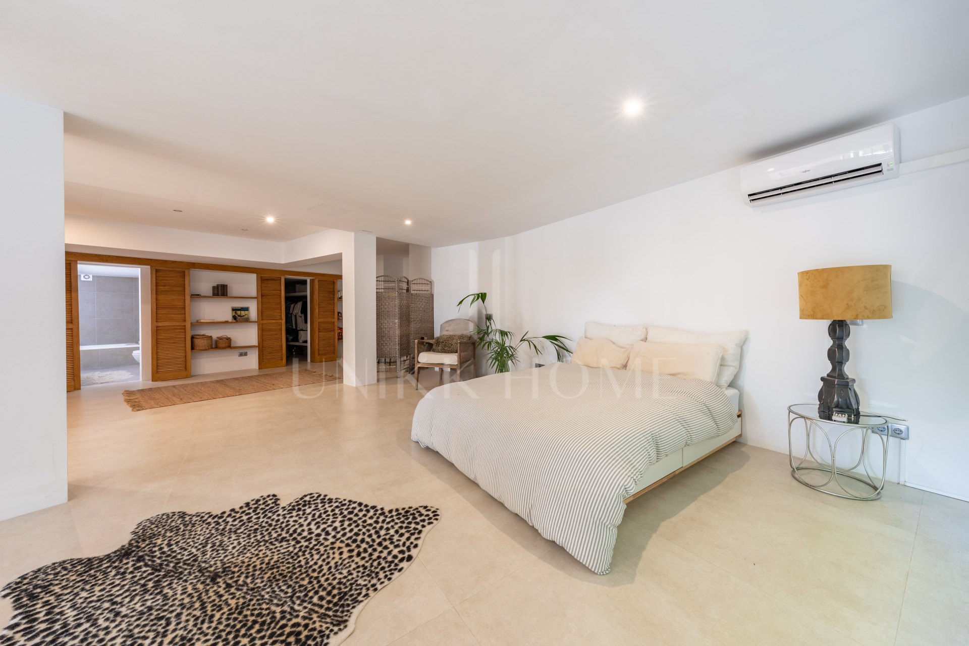 Charming & Artistic 4-Bedroom Villa in Atalaya