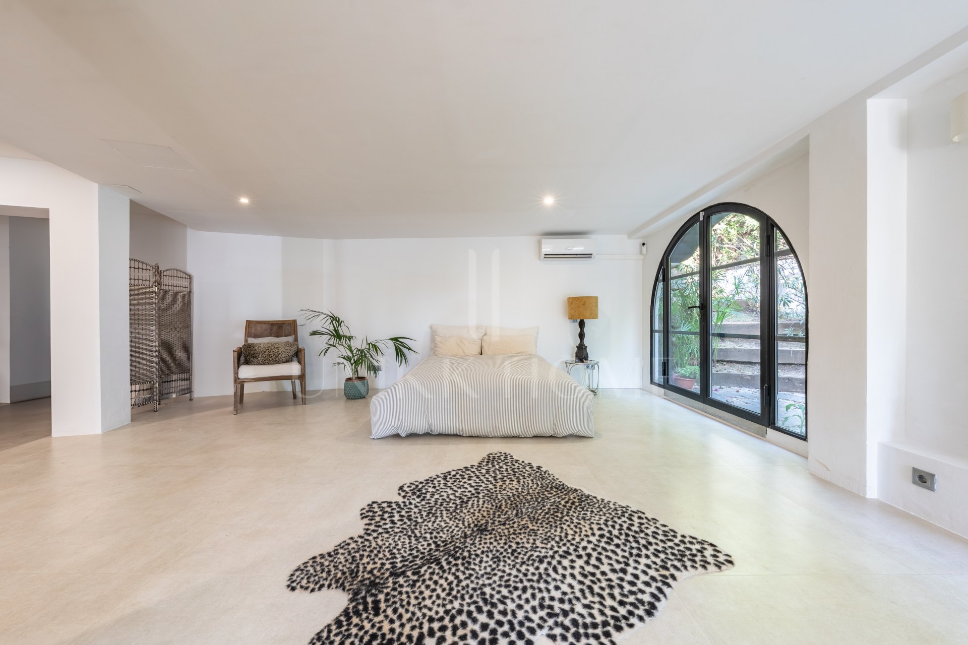 Charming & Artistic 4-Bedroom Villa in Atalaya