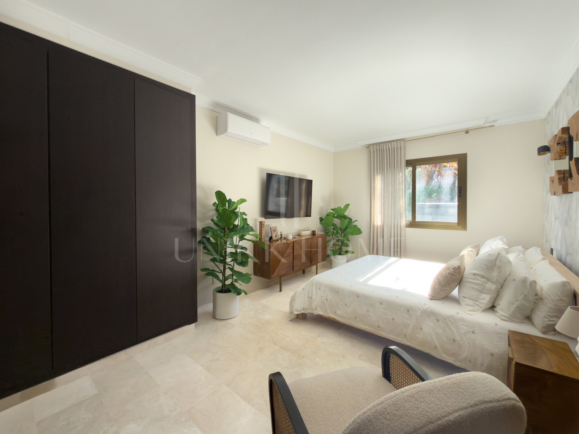 Beachfront Apartment for Sale in Golden Beach Marbella