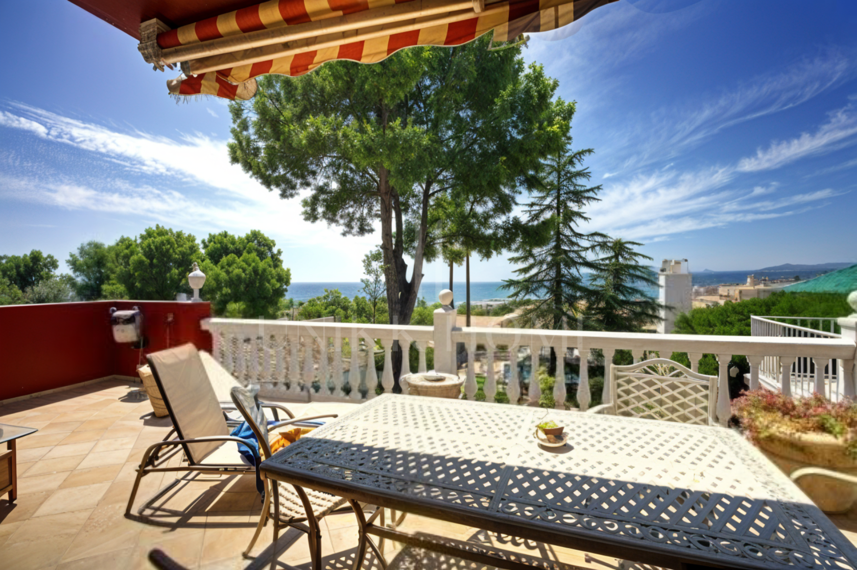 Casa con vistas al mar y piscina privada en Seghers, Estepona