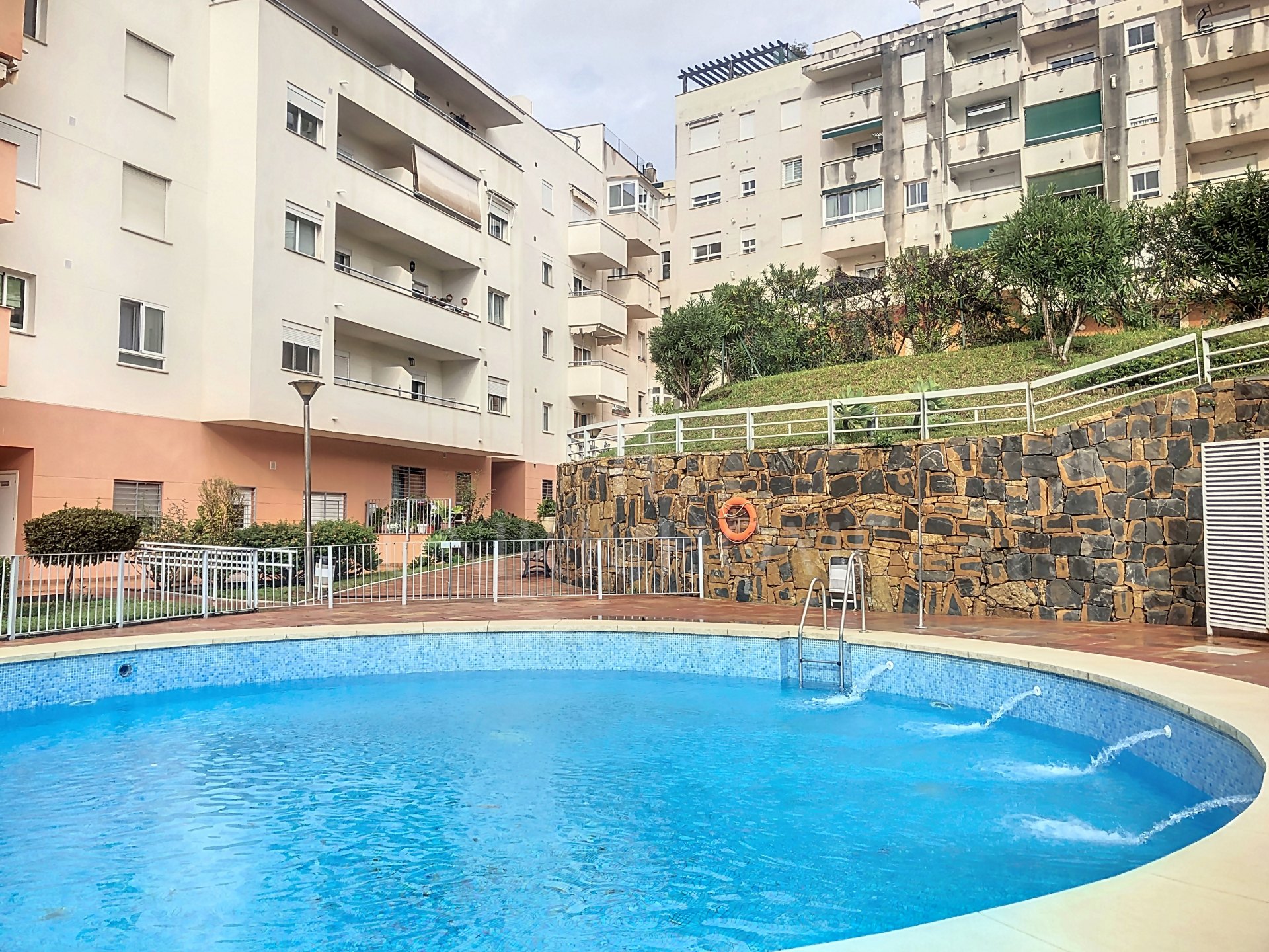 Apartamento en Estepona Puerto con 3 dormitorios y terraza privada