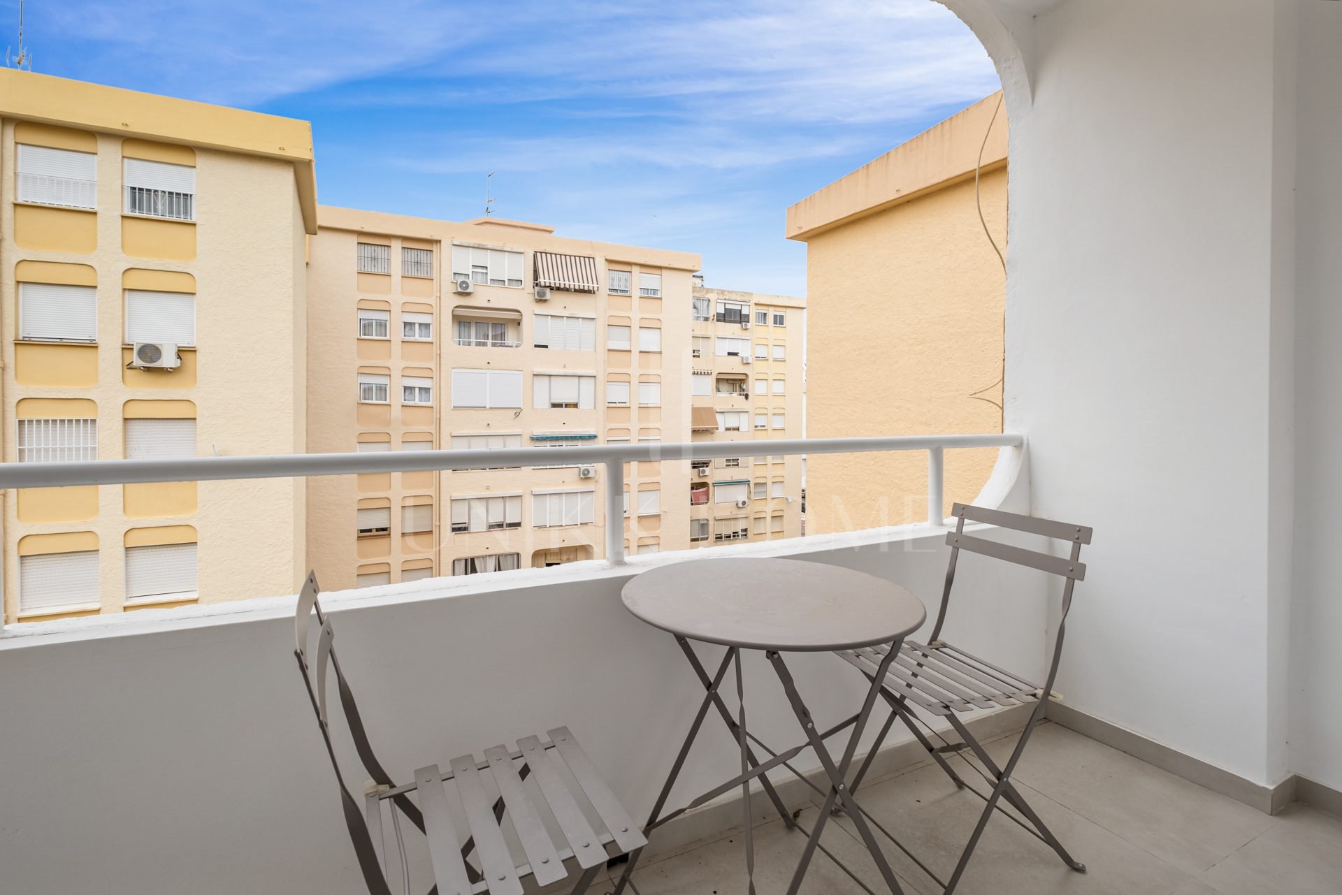 Encantador apartamento de 3 dormitorios en el corazón de Estepona