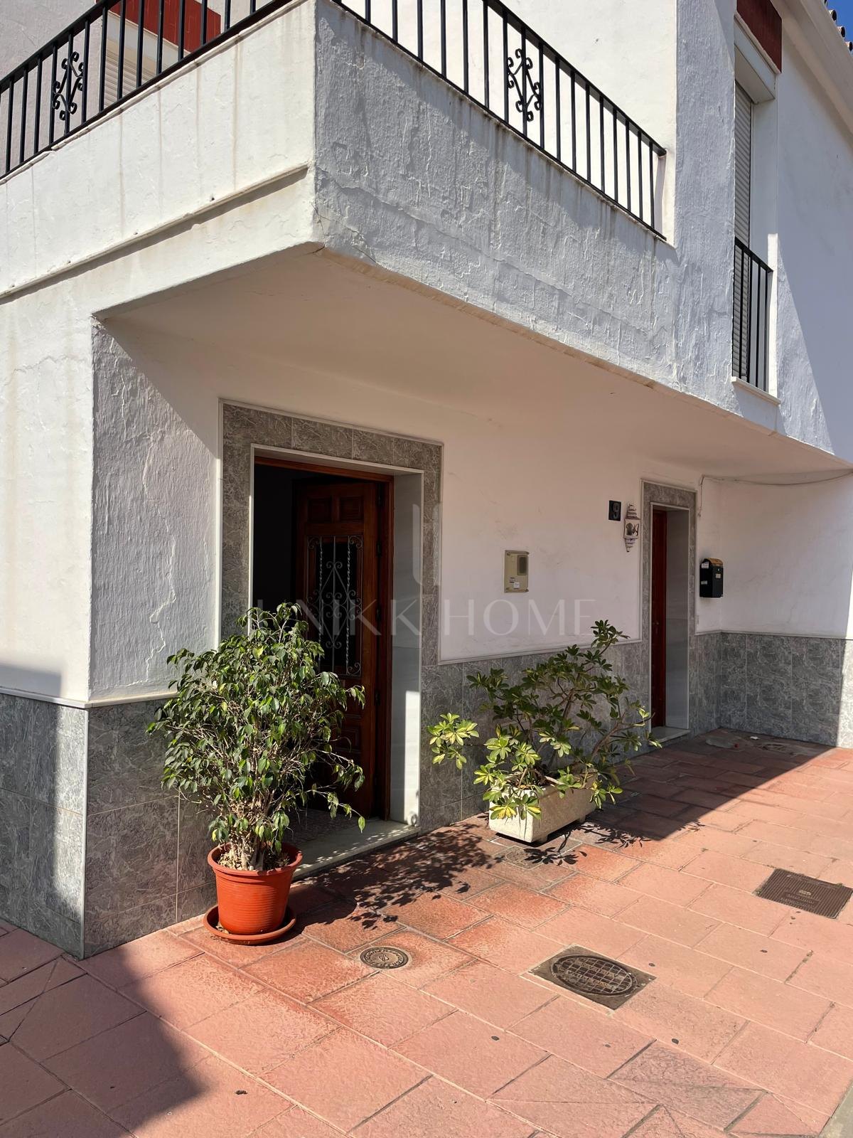 Espaciosa Casa Adosada en el Corazón de Estepona