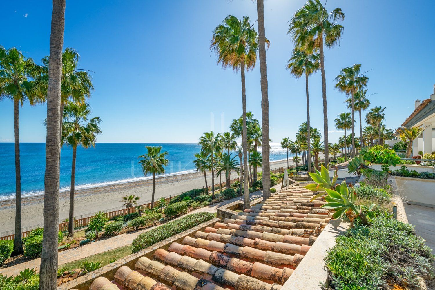 Stunning Refurbished Beachfront Apartment with Panoramic Sea Views in Estepona