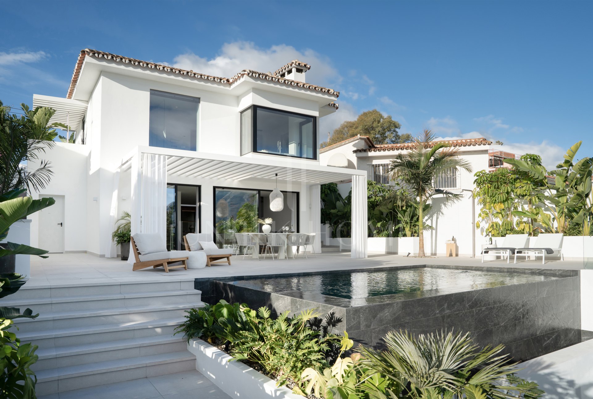 Villa de lujo contemporánea con vistas panorámicas a la montaña y al mar en Nueva Andalucía