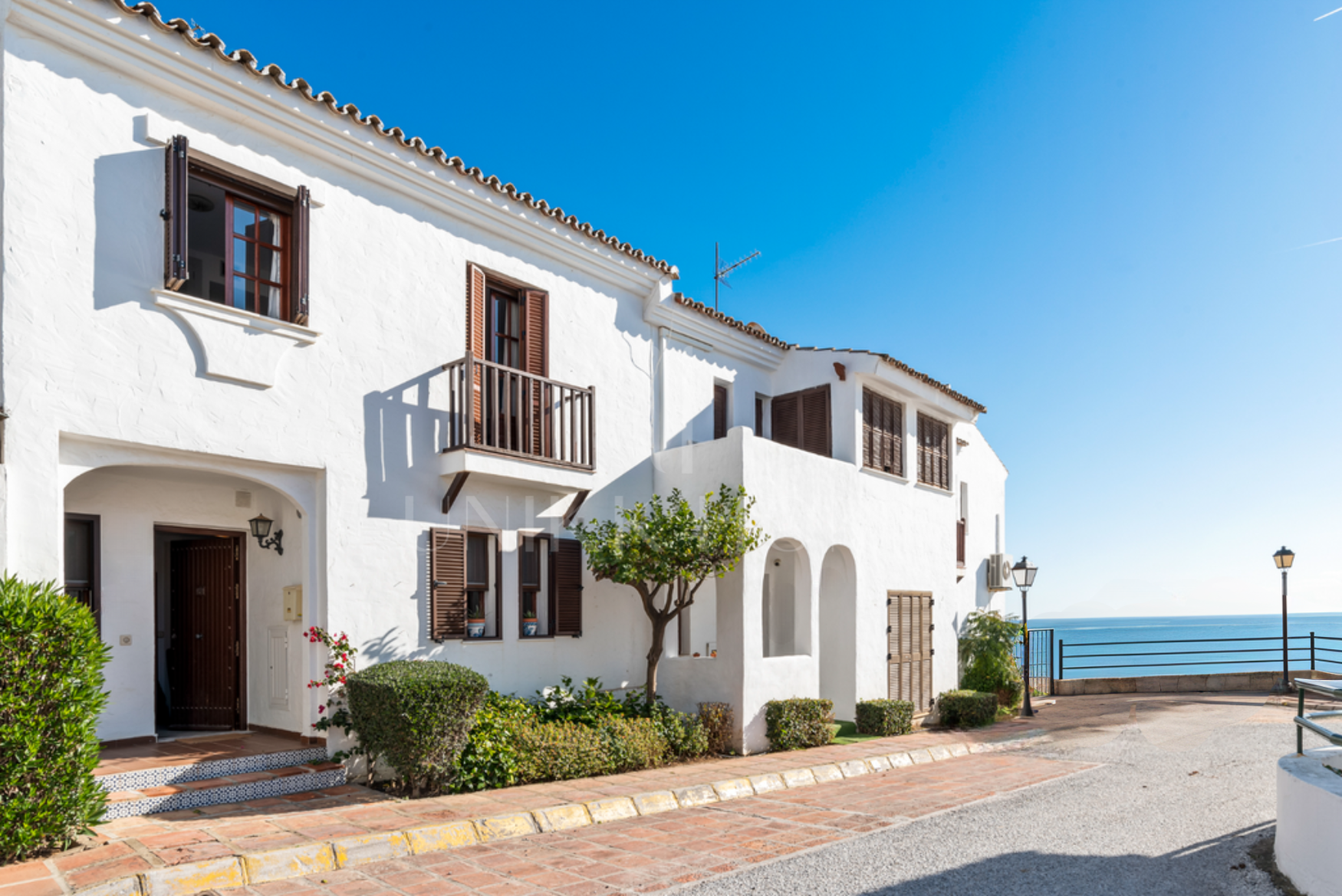 Encantadora Casa Adosada Frente al Mar de Estilo Andaluz en Estepona Oeste