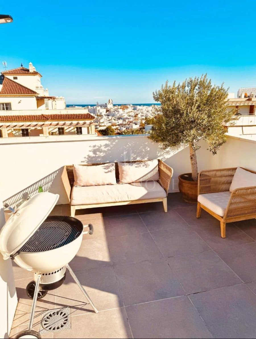 SELECT PENTHOUSE WITH PANORAMIC VIEWS IN CENTRAL LOCATION - ESTEPONA