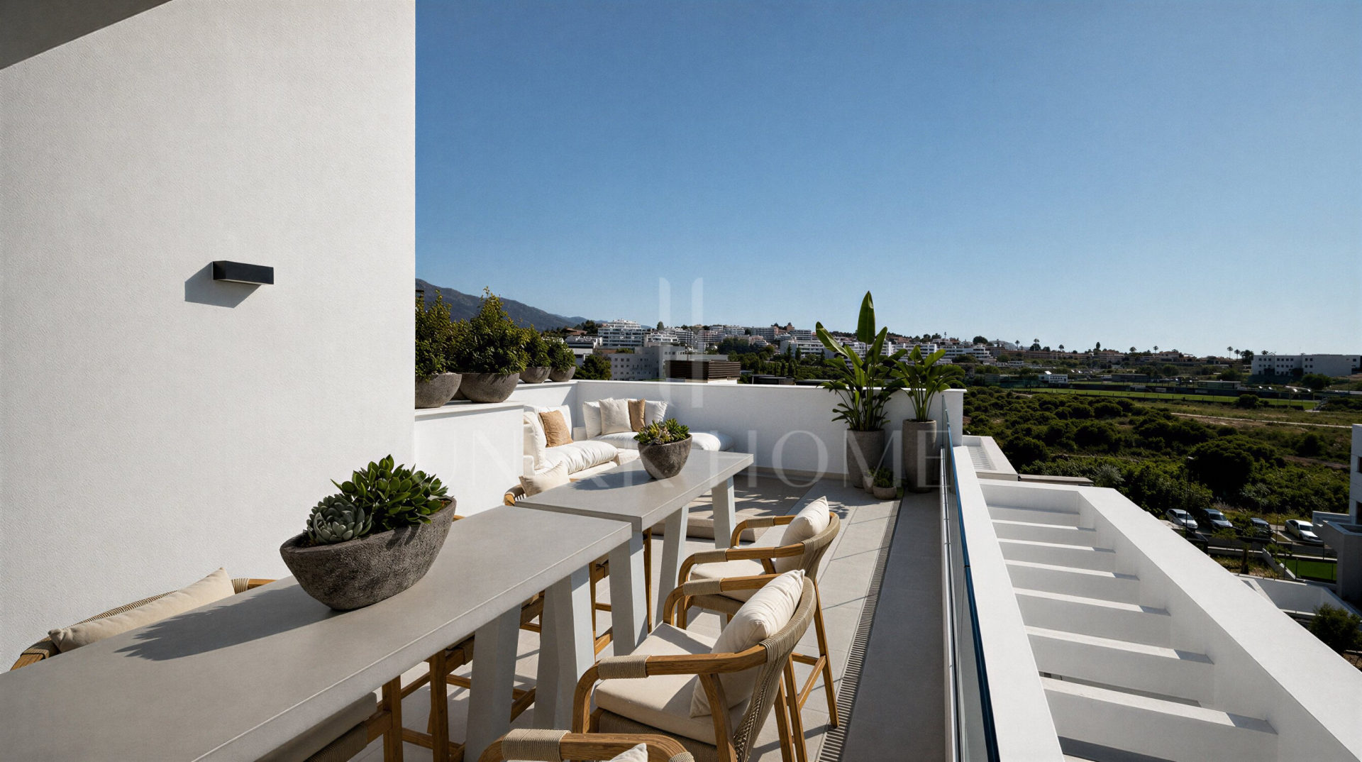 Ático amueblado listo para entrar a vivir con vistas al mar y terraza de 40 m² – Estepona