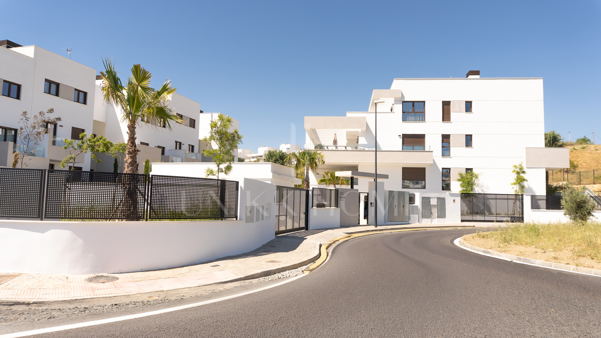 Ático amueblado listo para entrar a vivir con vistas al mar y terraza de 40 m² – Estepona