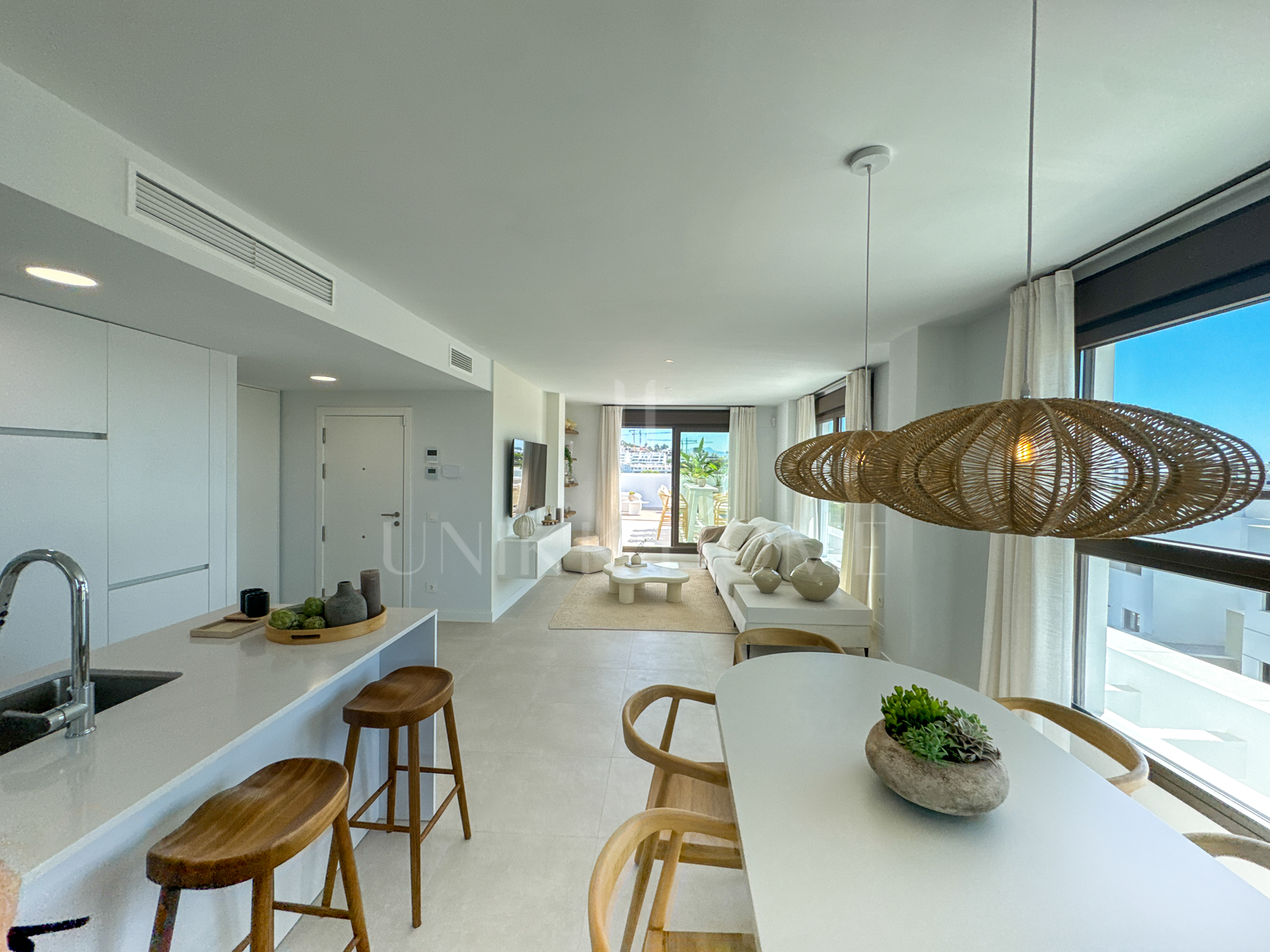 Ático amueblado listo para entrar a vivir con vistas al mar y terraza de 40 m² – Estepona