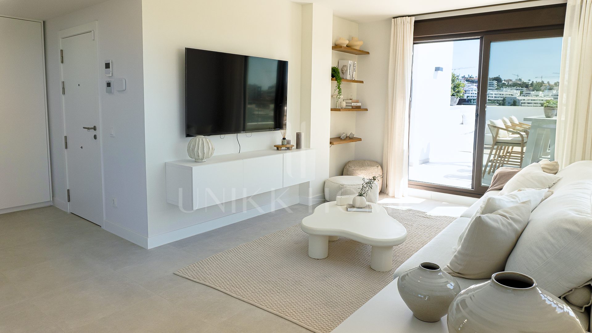 Ático amueblado listo para entrar a vivir con vistas al mar y terraza de 40 m² – Estepona