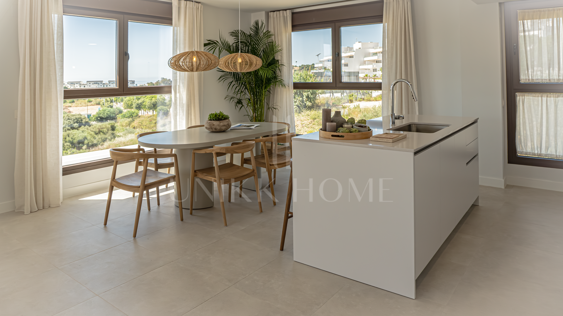 Ático amueblado listo para entrar a vivir con vistas al mar y terraza de 40 m² – Estepona