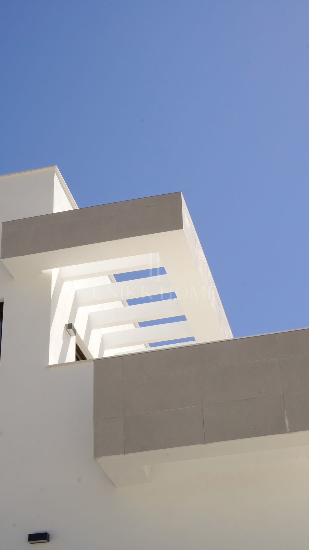 Ático amueblado listo para entrar a vivir con vistas al mar y terraza de 40 m² – Estepona