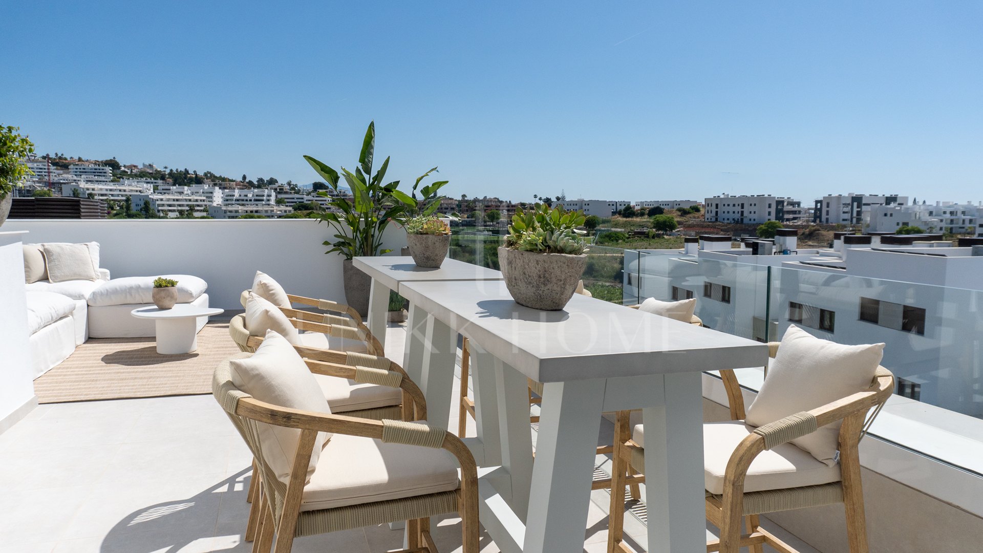 Ático amueblado listo para entrar a vivir con vistas al mar y terraza de 40 m² – Estepona