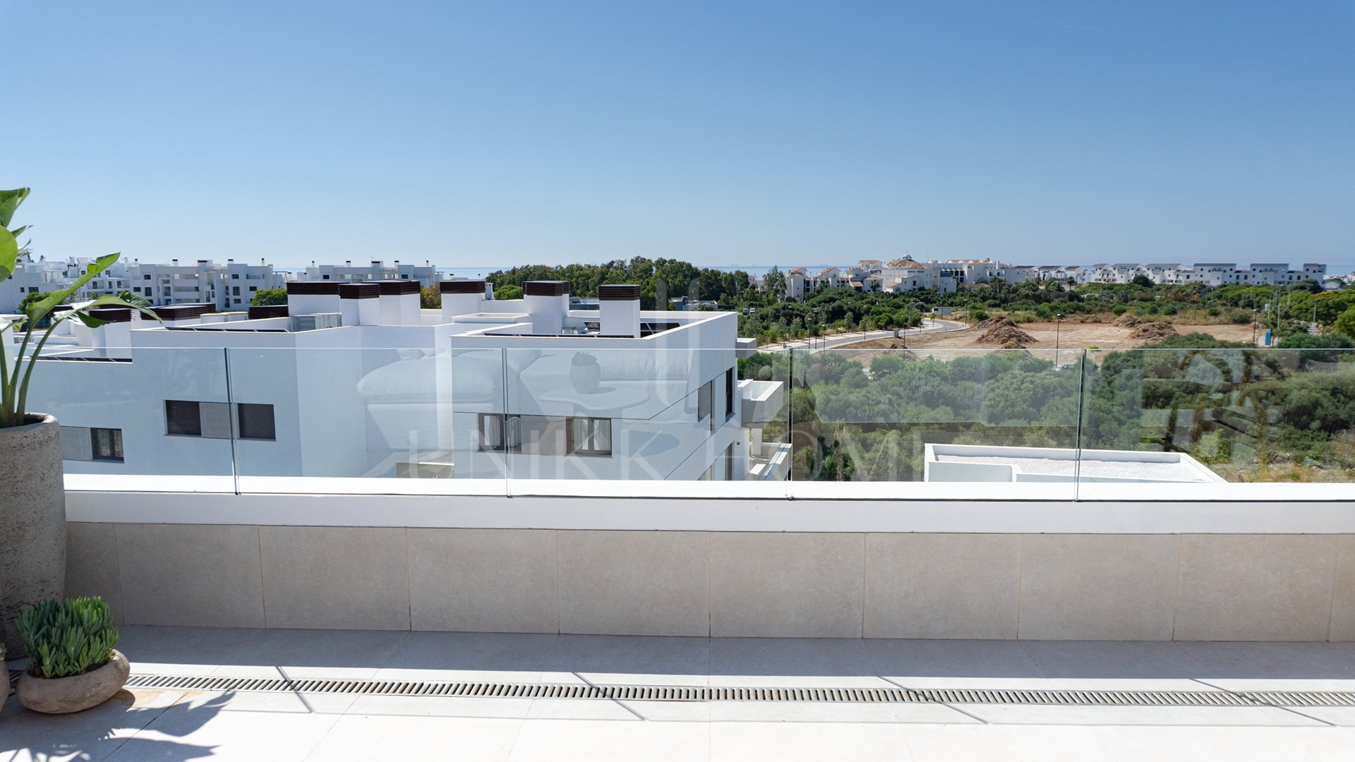 Ático amueblado listo para entrar a vivir con vistas al mar y terraza de 40 m² – Estepona