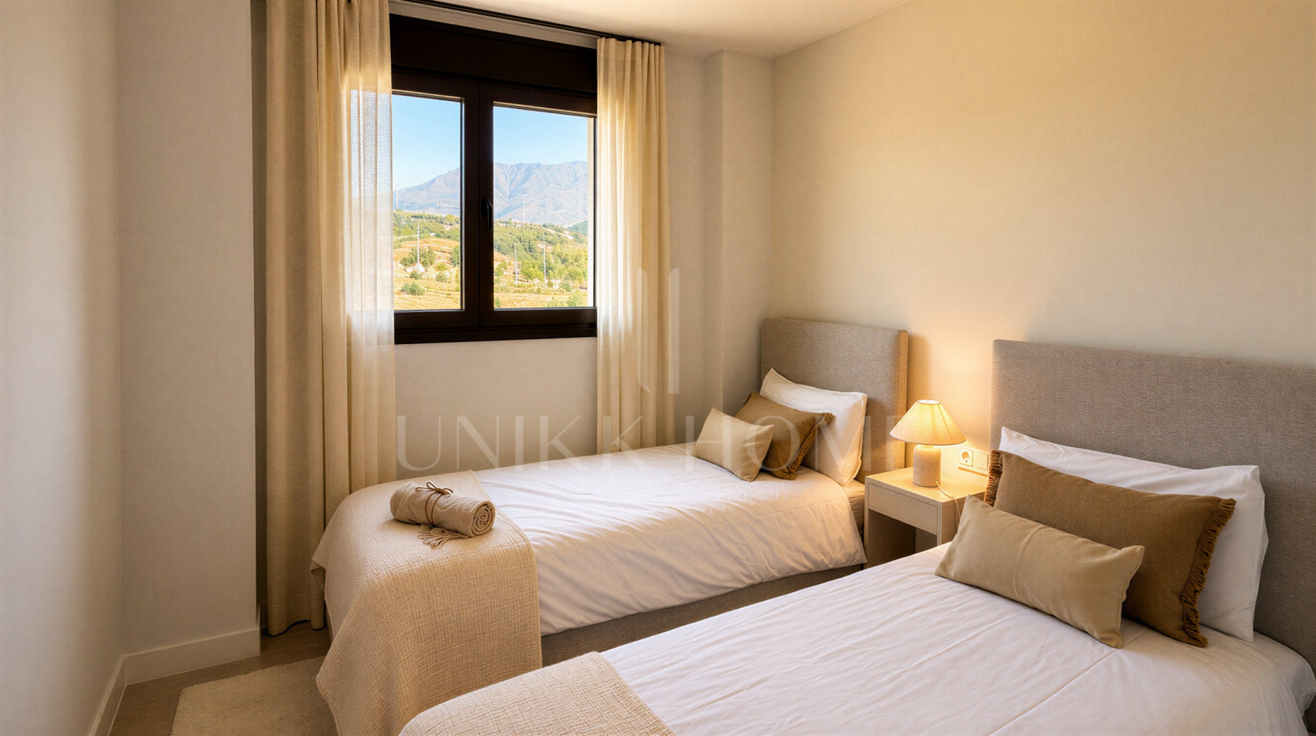 Ático amueblado listo para entrar a vivir con vistas al mar y terraza de 40 m² – Estepona