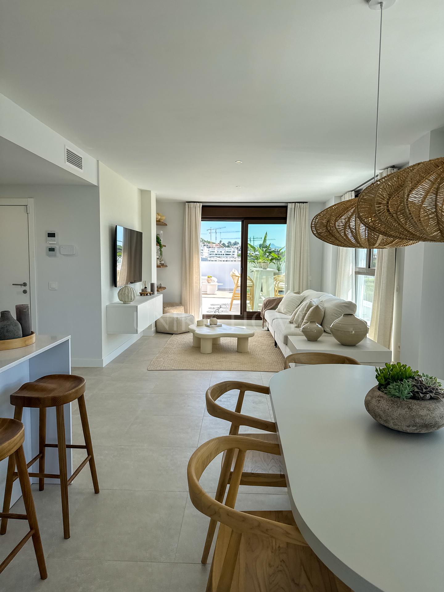 Ático amueblado listo para entrar a vivir con vistas al mar y terraza de 40 m² – Estepona