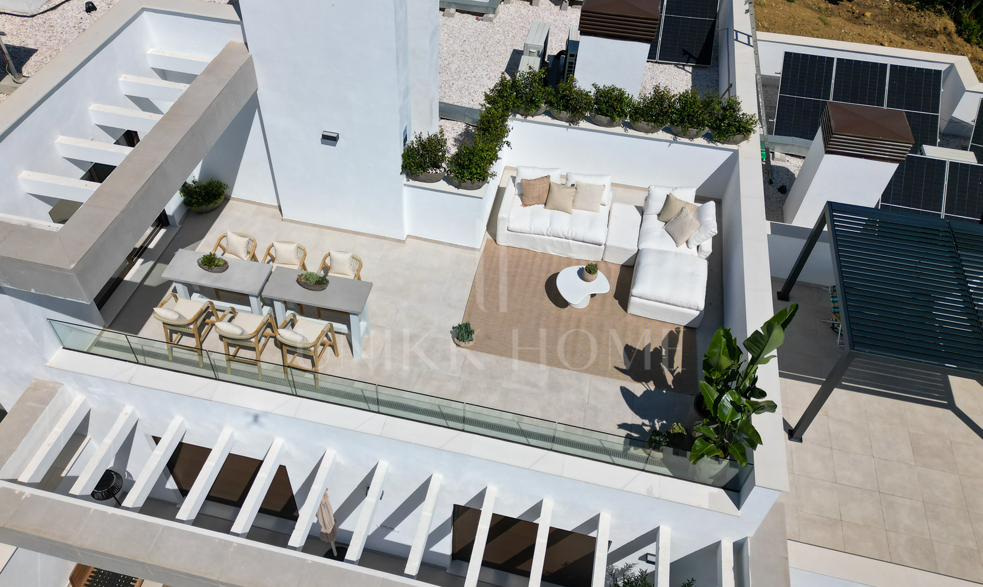 Ático amueblado listo para entrar a vivir con vistas al mar y terraza de 40 m² – Estepona