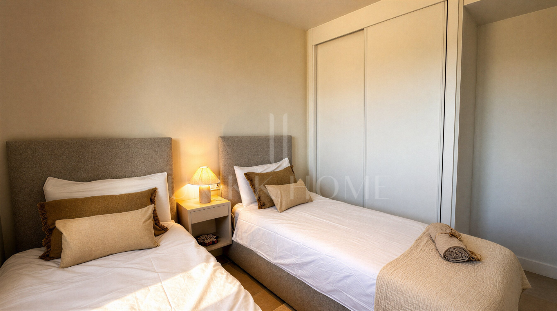 Ático amueblado listo para entrar a vivir con vistas al mar y terraza de 40 m² – Estepona