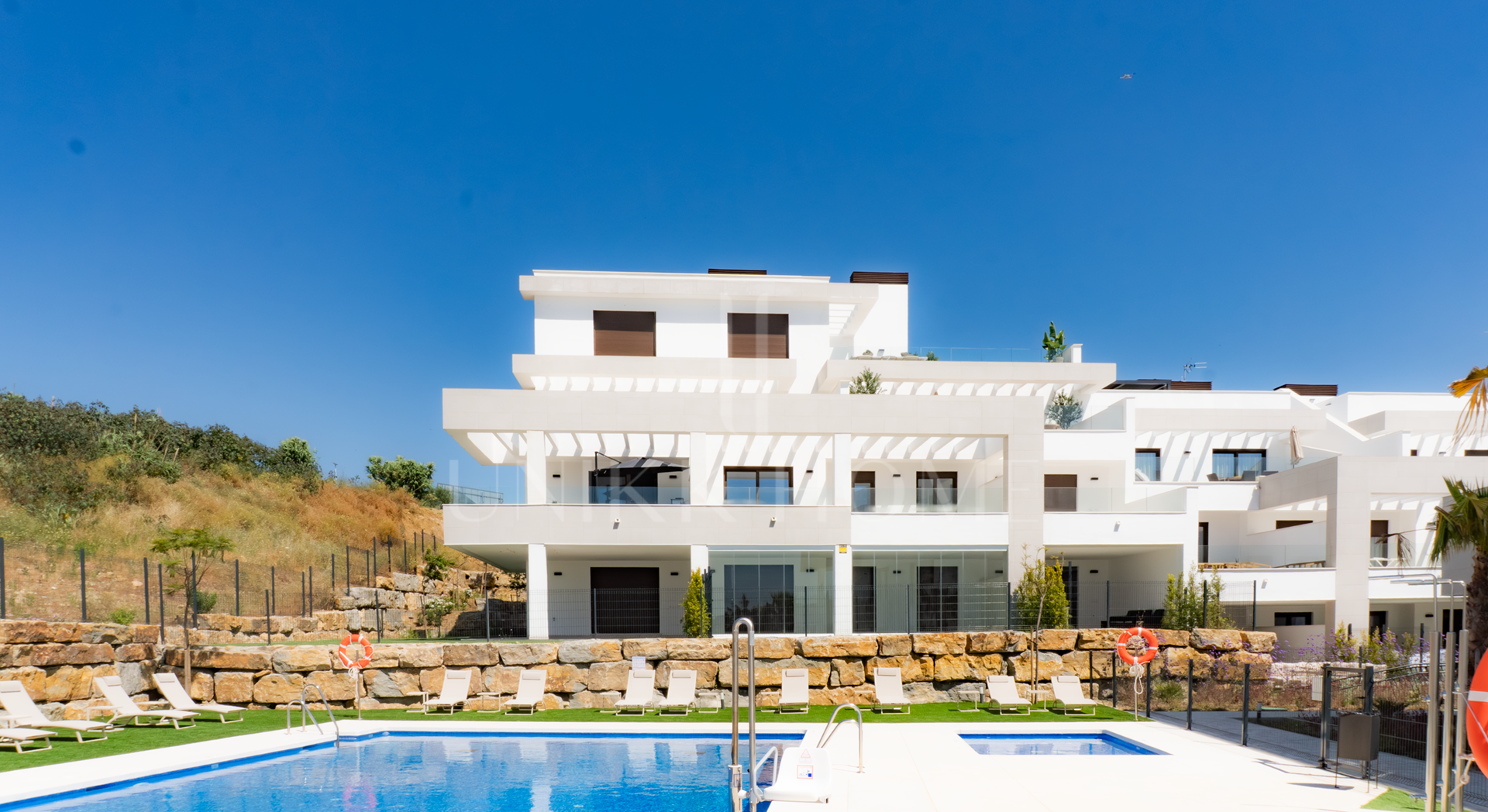 Ático amueblado listo para entrar a vivir con vistas al mar y terraza de 40 m² – Estepona