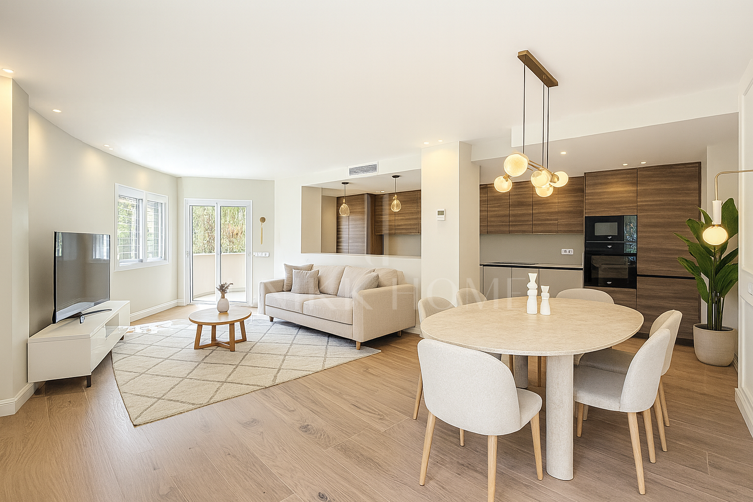 Apartamento de 3 dormitorios totalmente reformado y amueblado - Puerto de Estepona