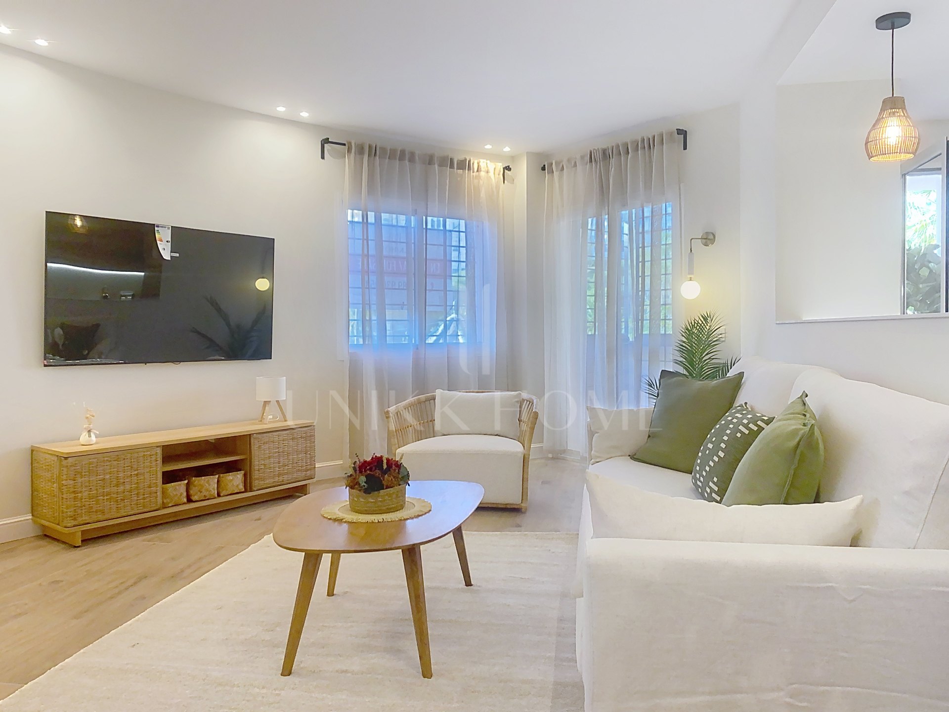 Apartamento de 3 dormitorios totalmente reformado y amueblado - Puerto de Estepona