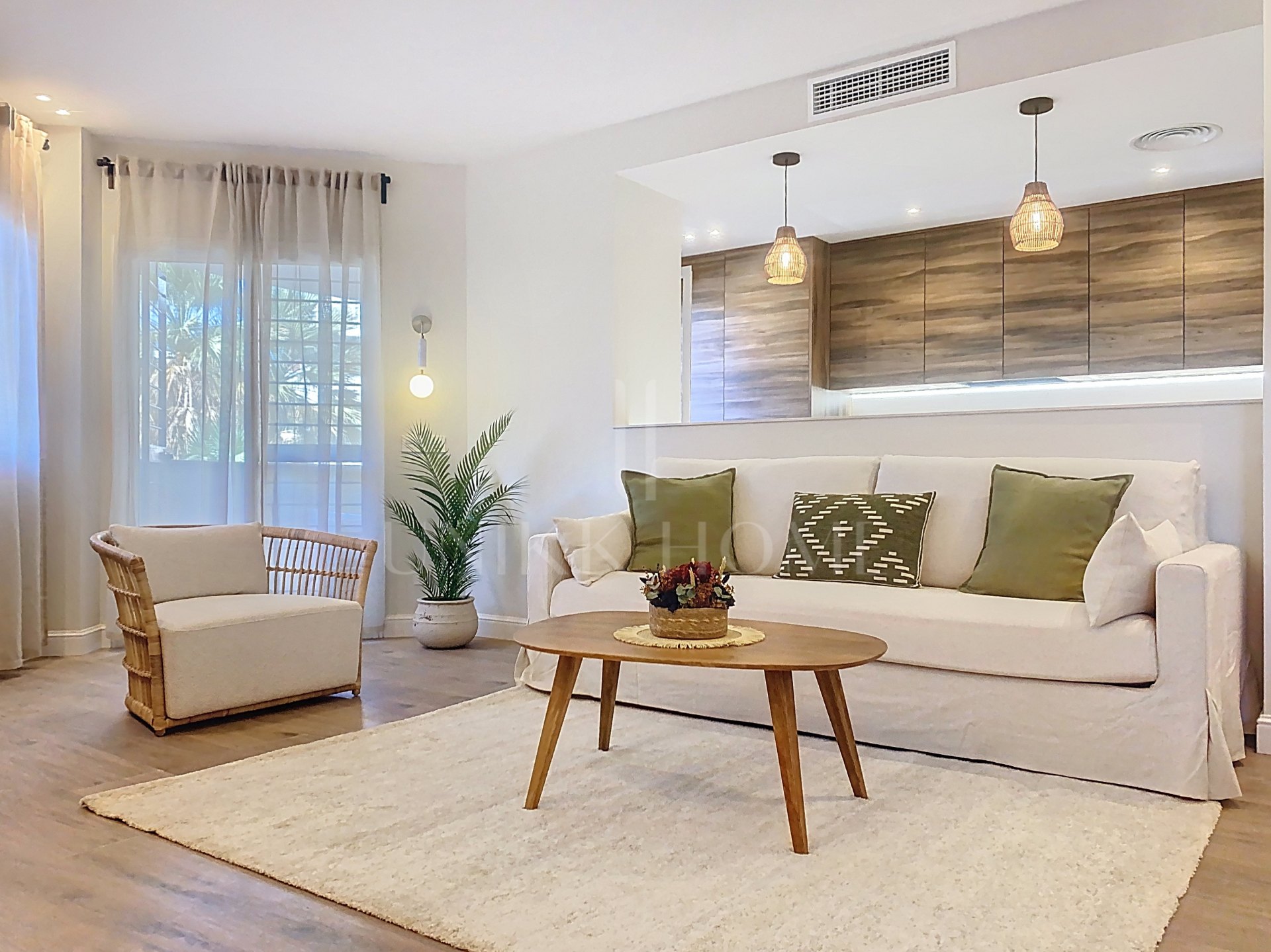 Apartamento de 3 dormitorios totalmente reformado y amueblado - Puerto de Estepona