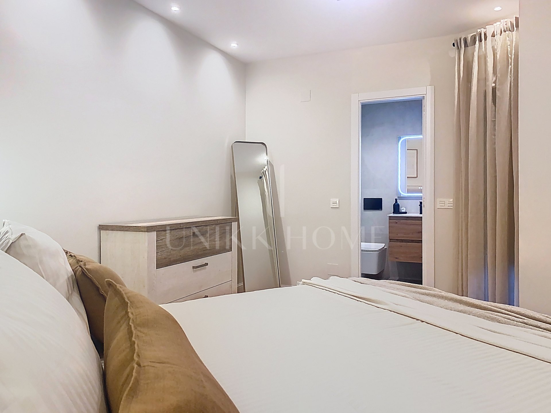 Apartamento de 3 dormitorios totalmente reformado y amueblado - Puerto de Estepona