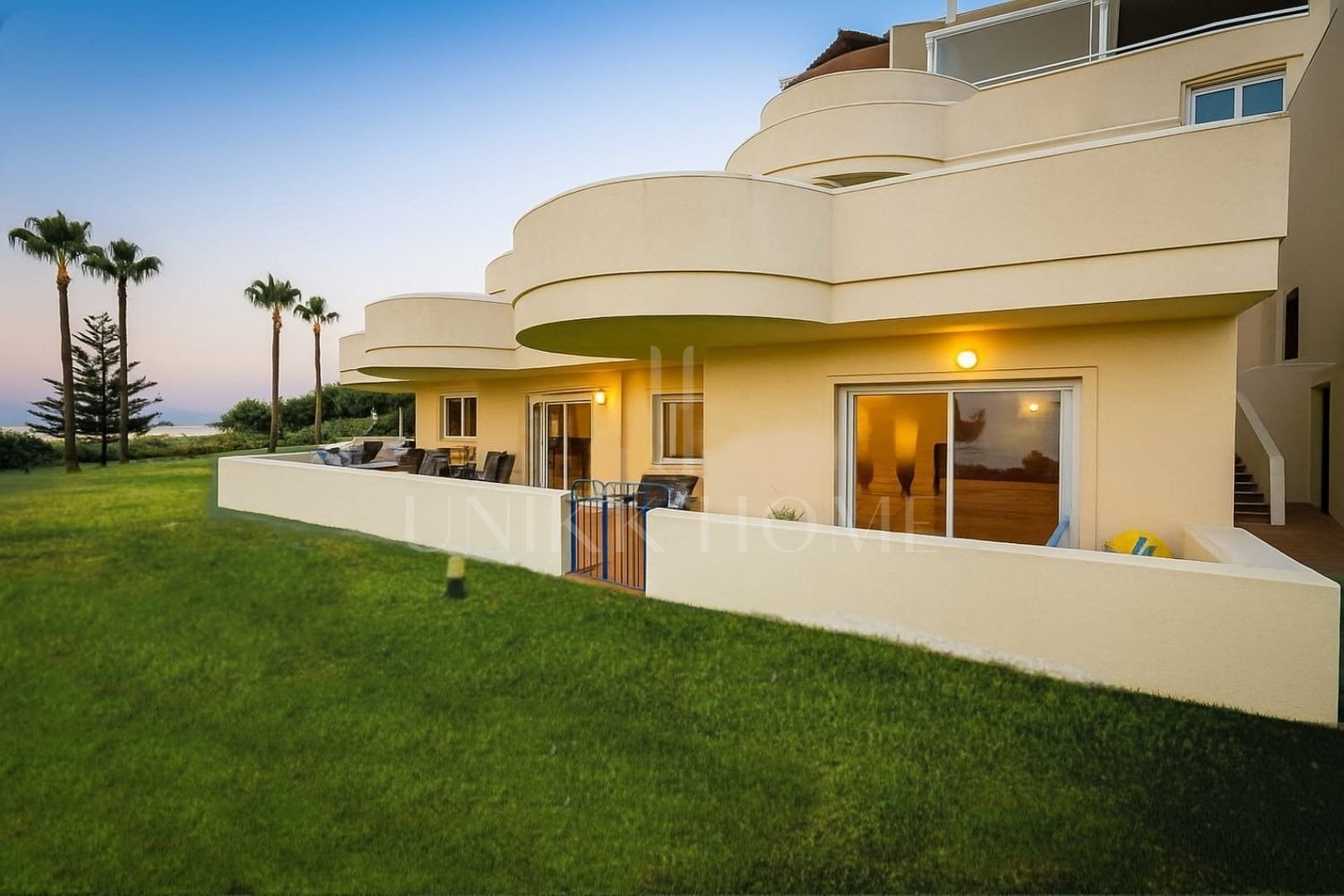Spacious 3-Bedroom Ground Floor Apartment on the Beachfront with Sea Views – West Estepona