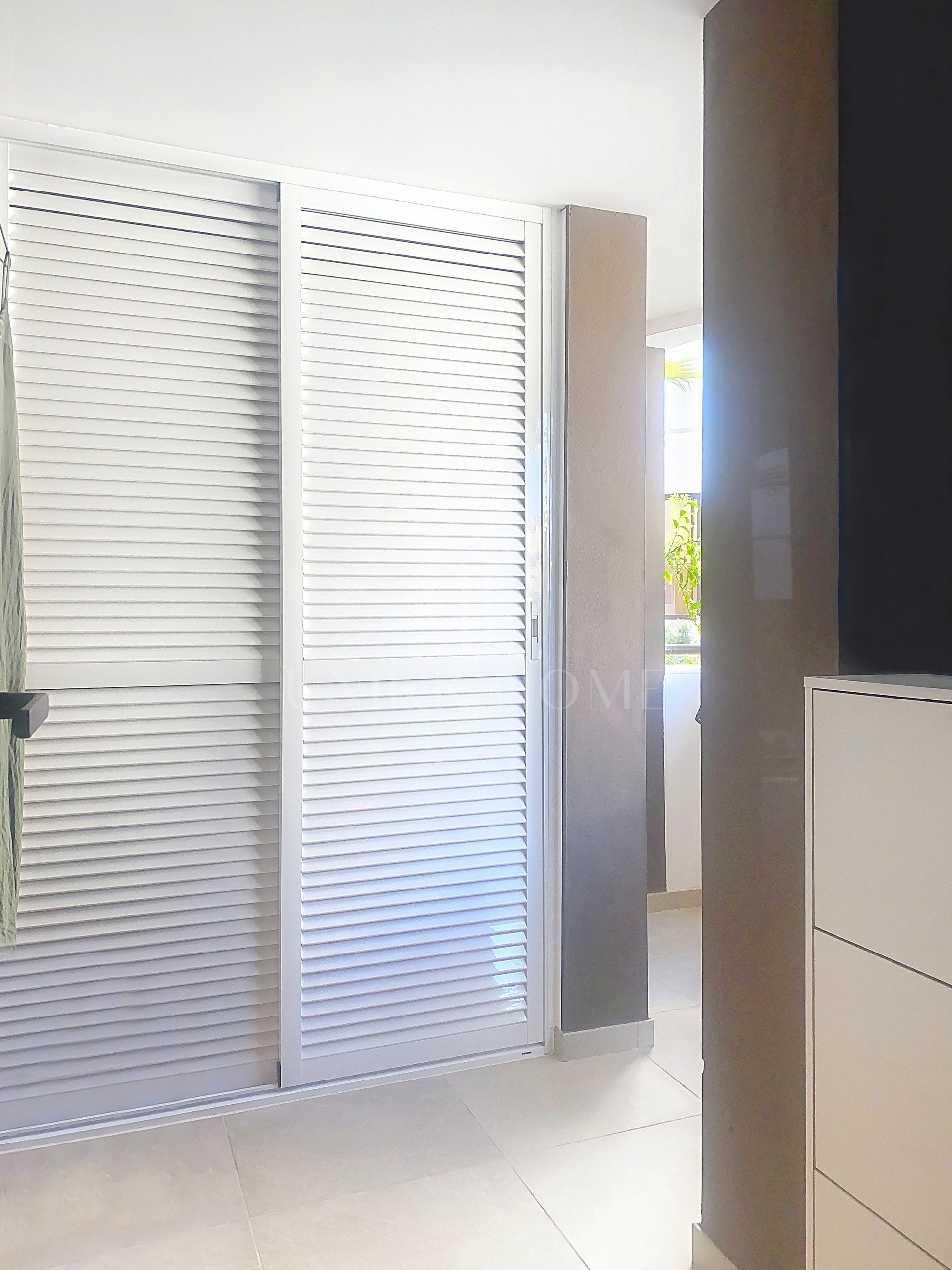 ELEVATED GROUND FLOOR WITH SEA VIEWS – 4 BEDROOMS AND LARGE TERRACE – LAS MESAS ESTEPONA