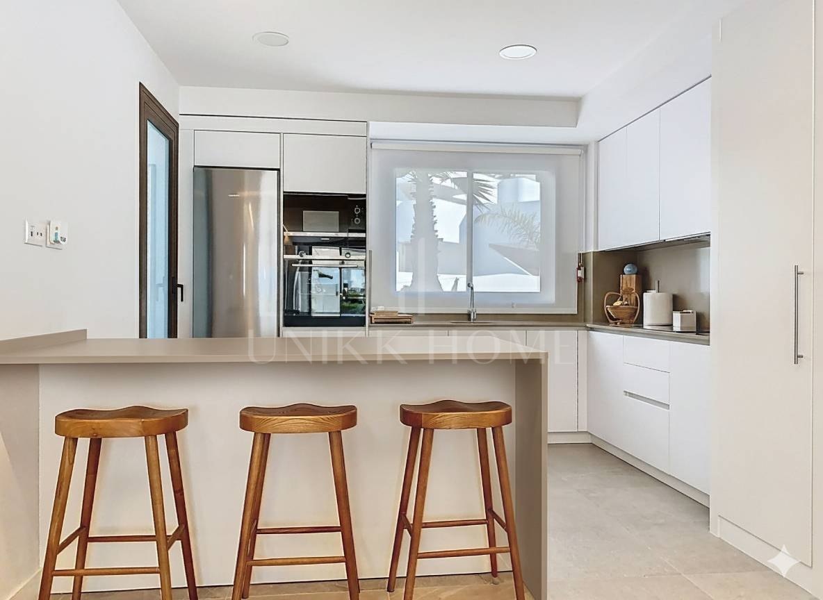 ELEVATED GROUND FLOOR WITH SEA VIEWS – 4 BEDROOMS AND LARGE TERRACE – LAS MESAS ESTEPONA