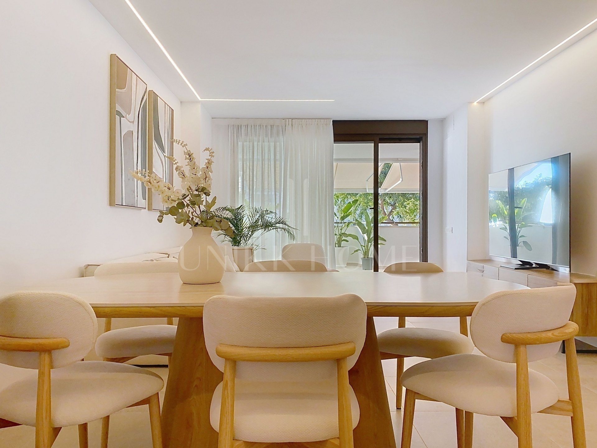 ELEVATED GROUND FLOOR WITH SEA VIEWS – 4 BEDROOMS AND LARGE TERRACE – LAS MESAS ESTEPONA