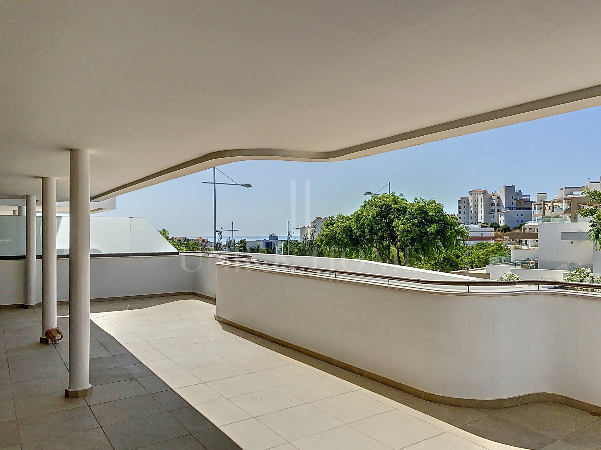 ELEVATED GROUND FLOOR WITH SEA VIEWS – 4 BEDROOMS AND LARGE TERRACE – LAS MESAS ESTEPONA