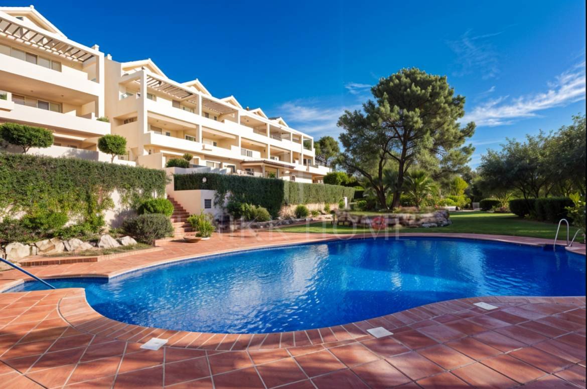 Apartamento con Amplia Terraza y Vistas en La Resina Golf, Estepona