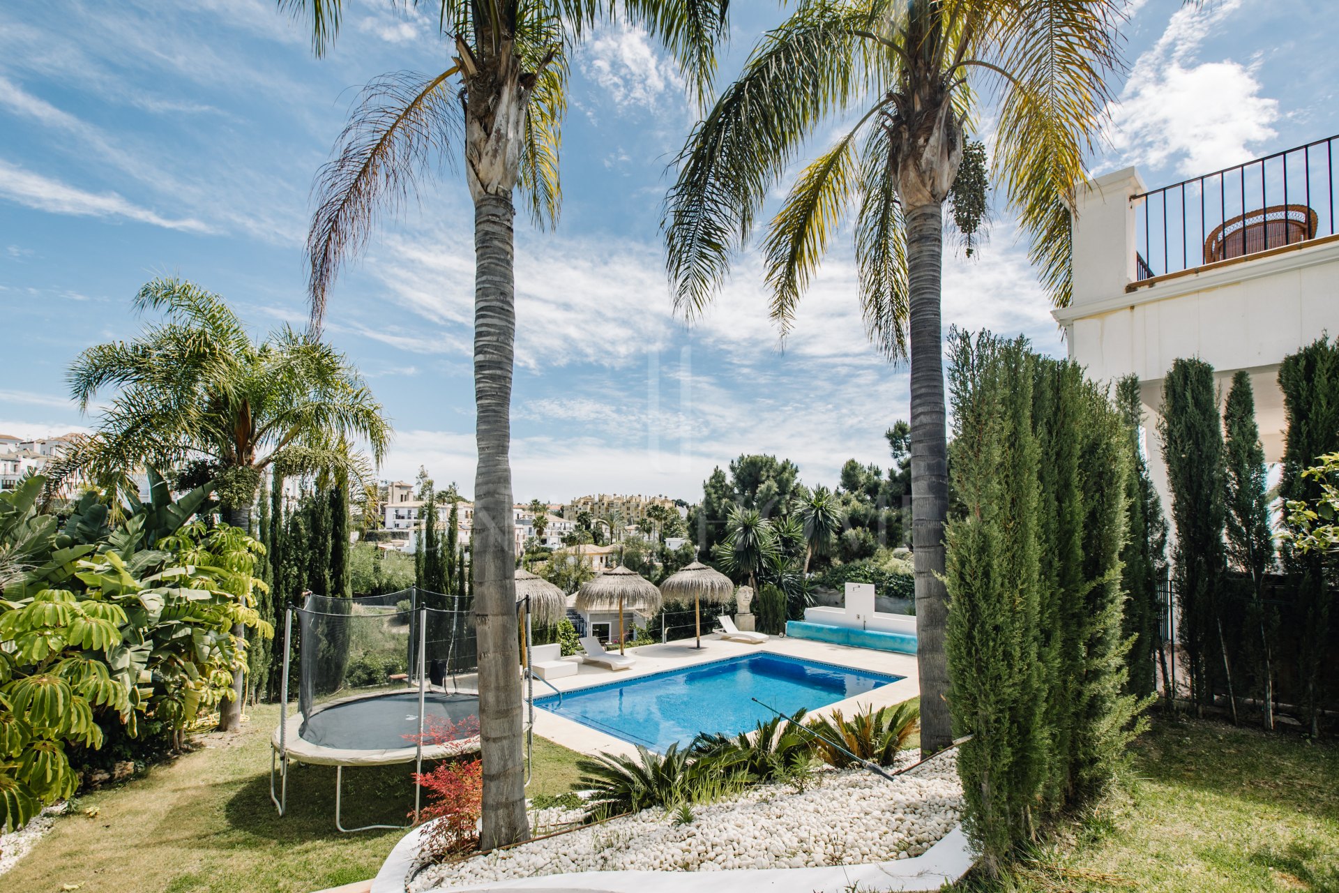 Encantadora villa de estilo andaluz en primera línea de La Resina Golf – Nueva Milla de Oro, Estepona