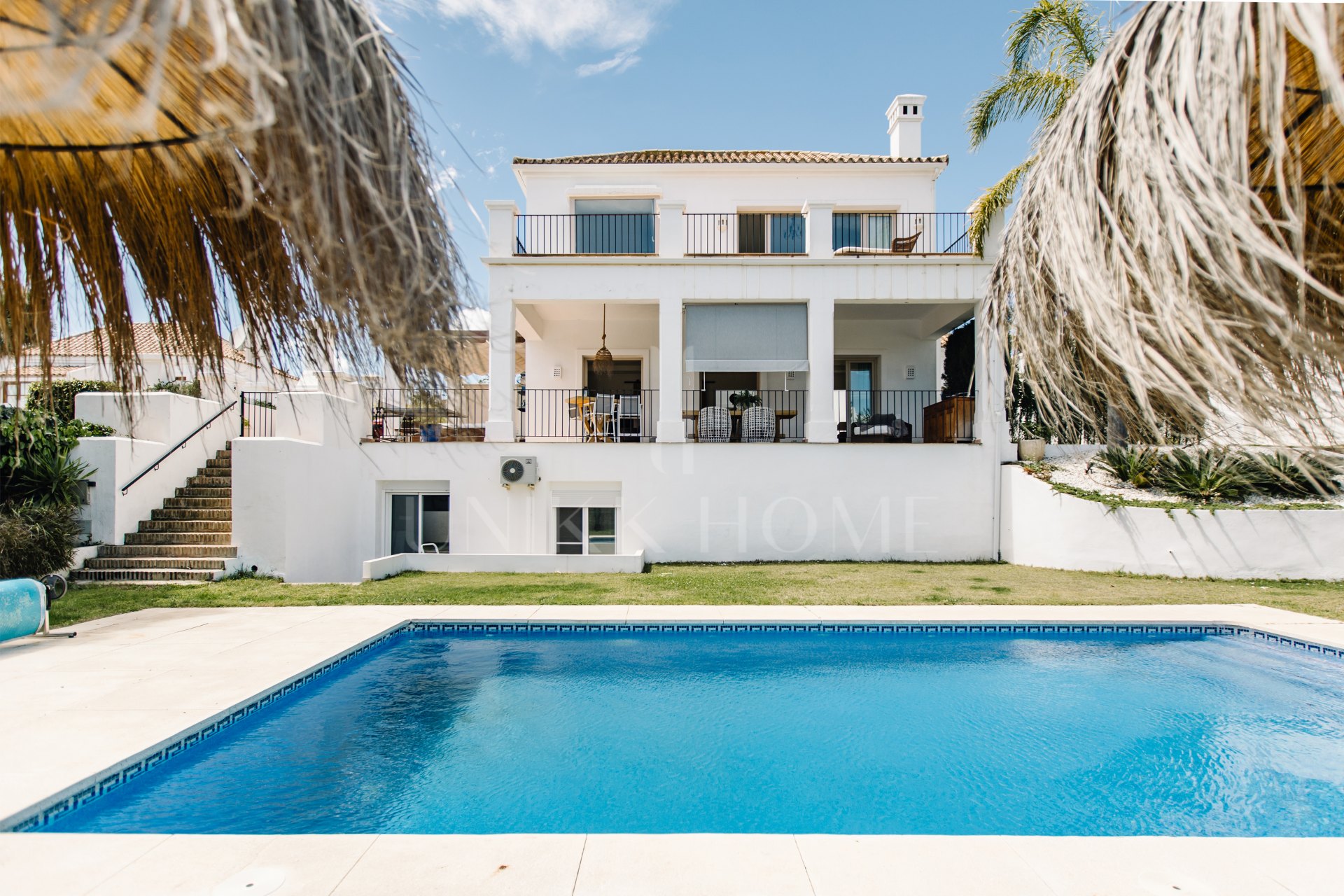 Encantadora villa de estilo andaluz en primera línea de La Resina Golf – Nueva Milla de Oro, Estepona