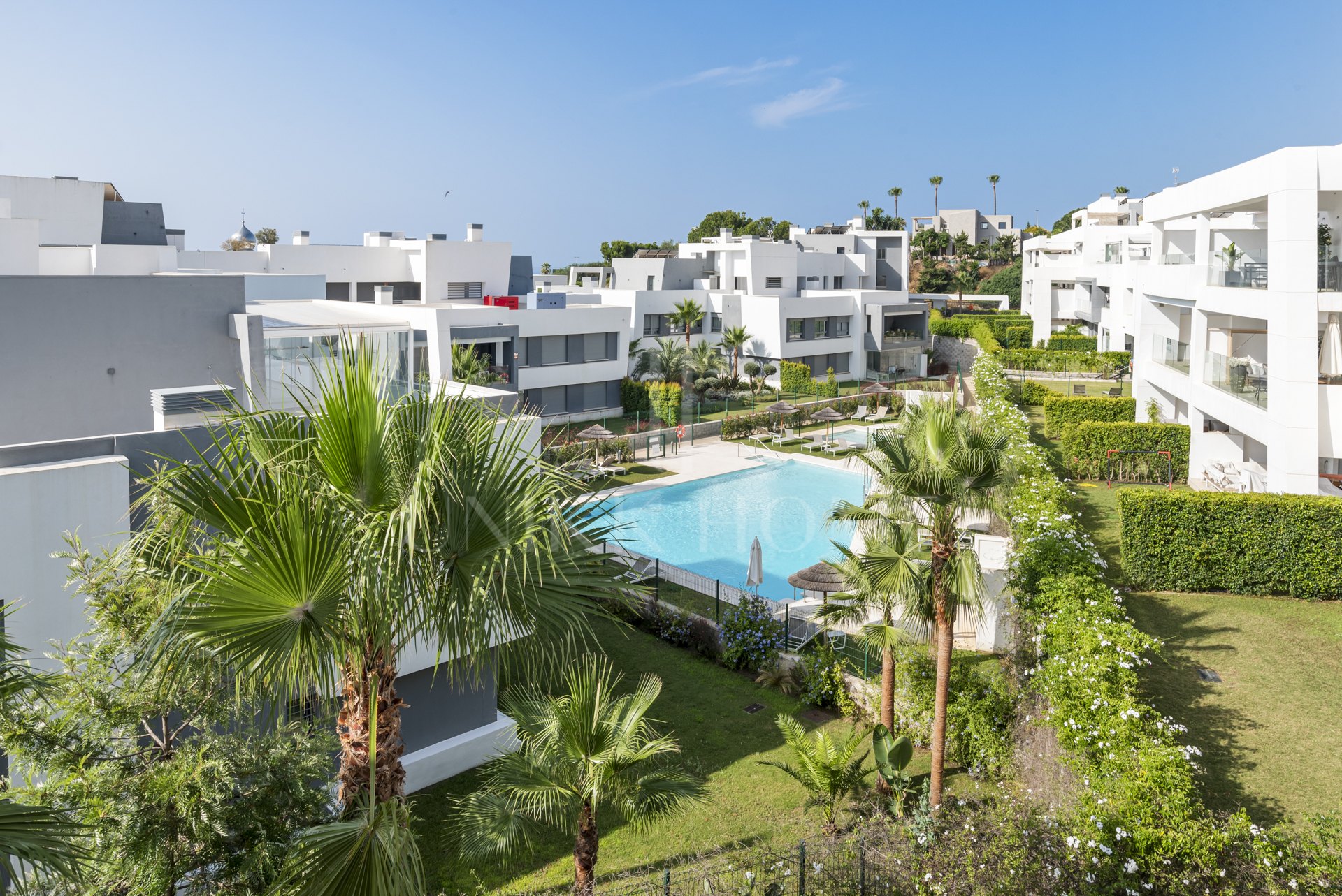 Ático moderno de 2 dormitorios con amplia terraza en Selwo – Vanian Green Village