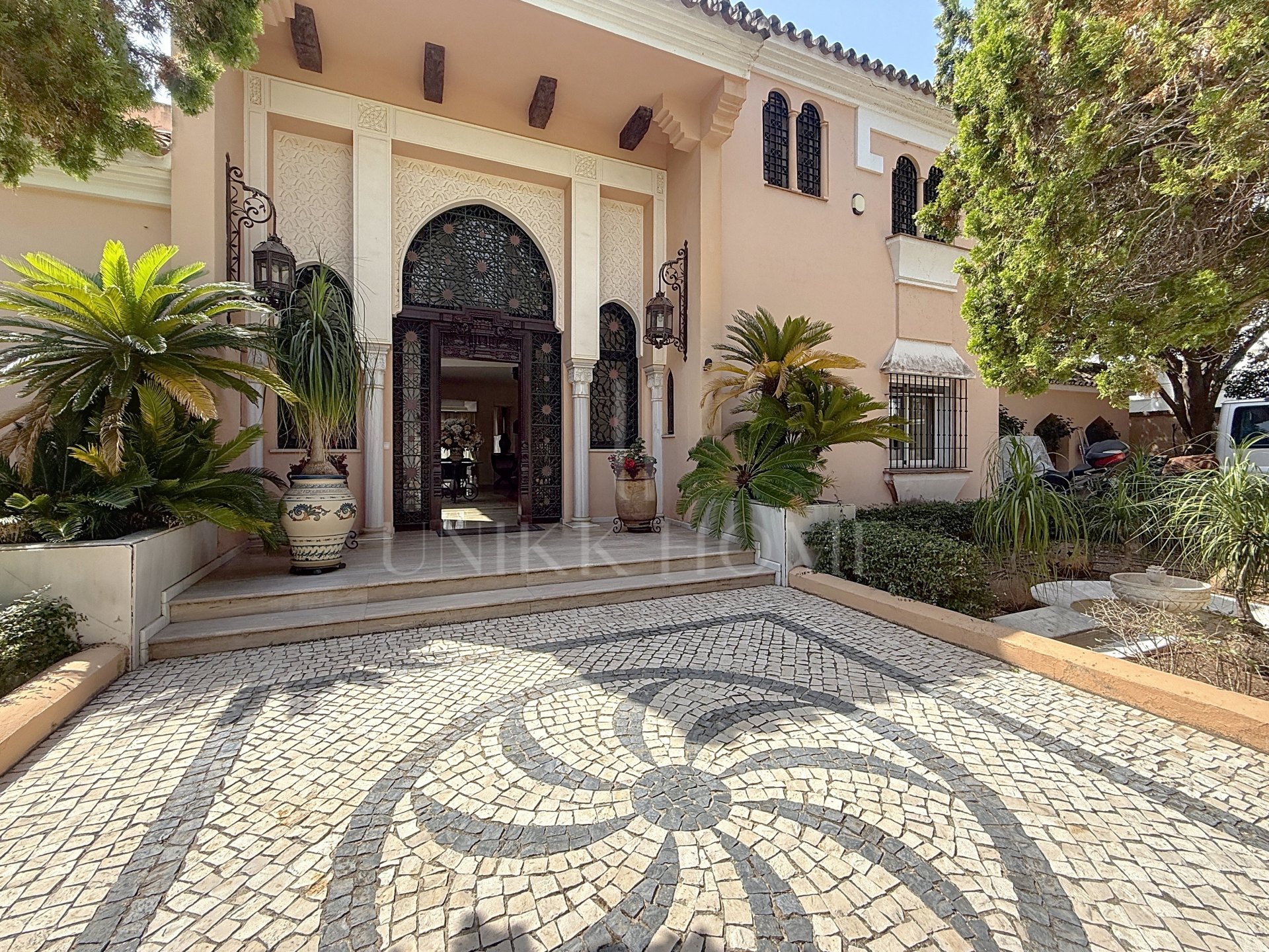 Exclusive Beachfront Villa – New Golden Mile, between Marbella and Estepona