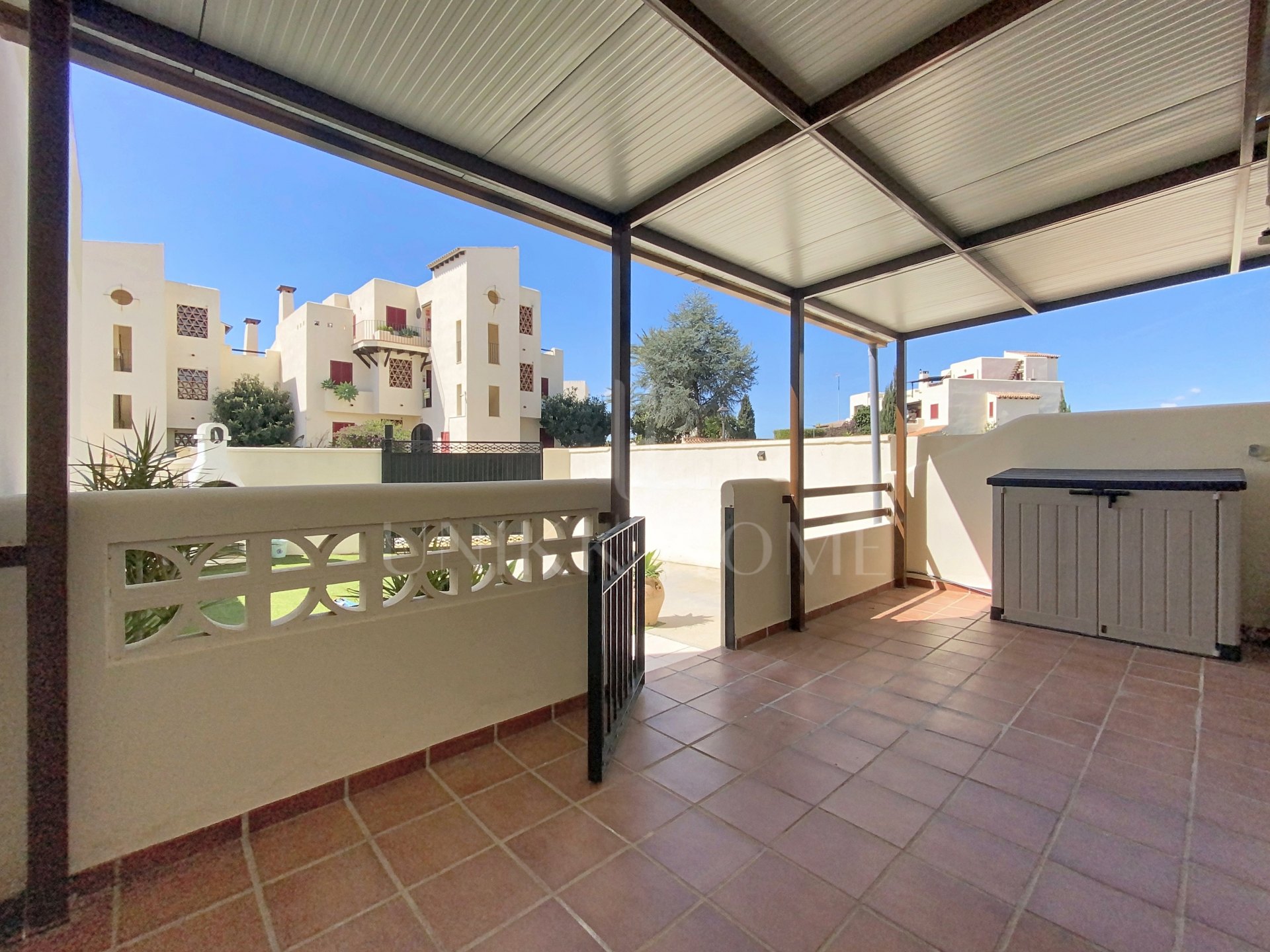 BAJO CON PARCELA PRIVADA A POCOS A 5 MINUTOS DE LA PLAYA - BAHIA CASARES COSTA