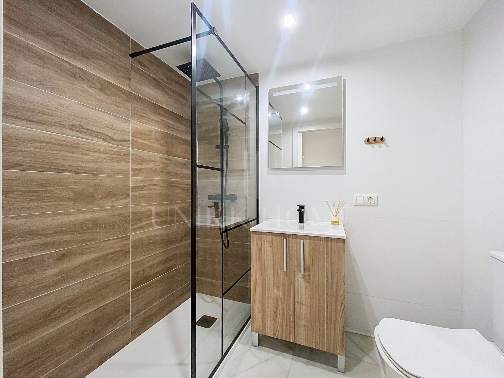 BAJO CON PARCELA PRIVADA A POCOS A 5 MINUTOS DE LA PLAYA - BAHIA CASARES COSTA