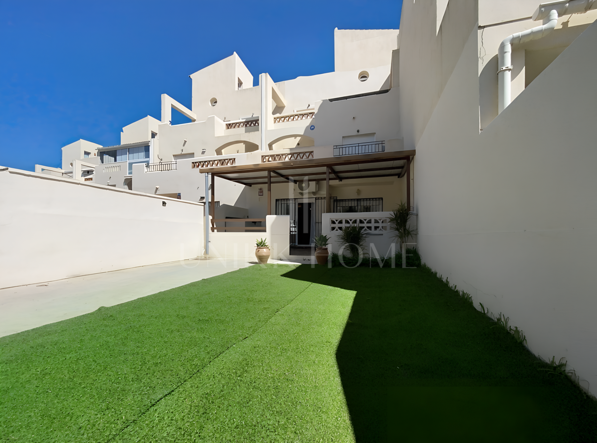 BAJO CON PARCELA PRIVADA A POCOS A 5 MINUTOS DE LA PLAYA - BAHIA CASARES COSTA