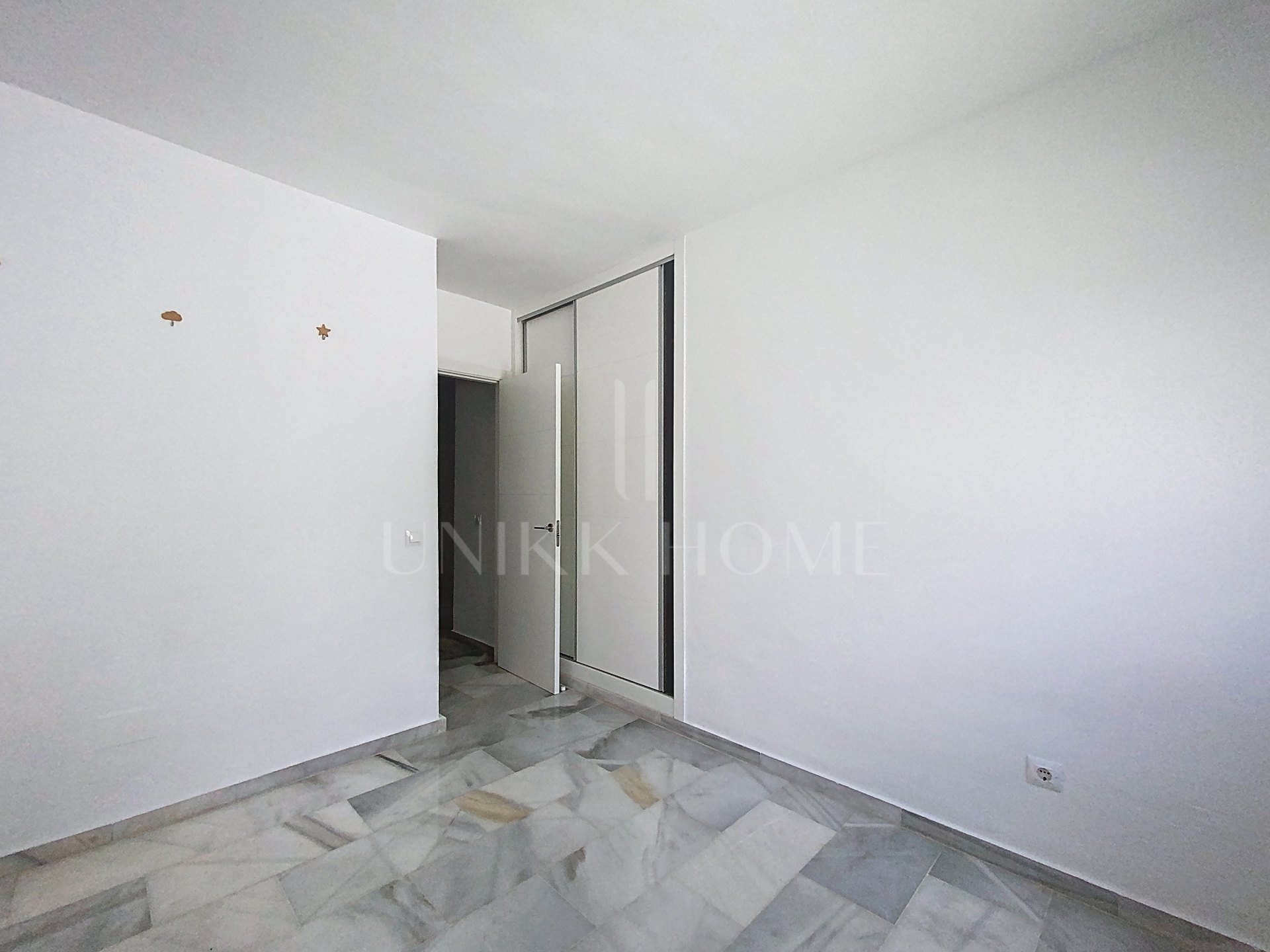 BAJO CON PARCELA PRIVADA A POCOS A 5 MINUTOS DE LA PLAYA - BAHIA CASARES COSTA