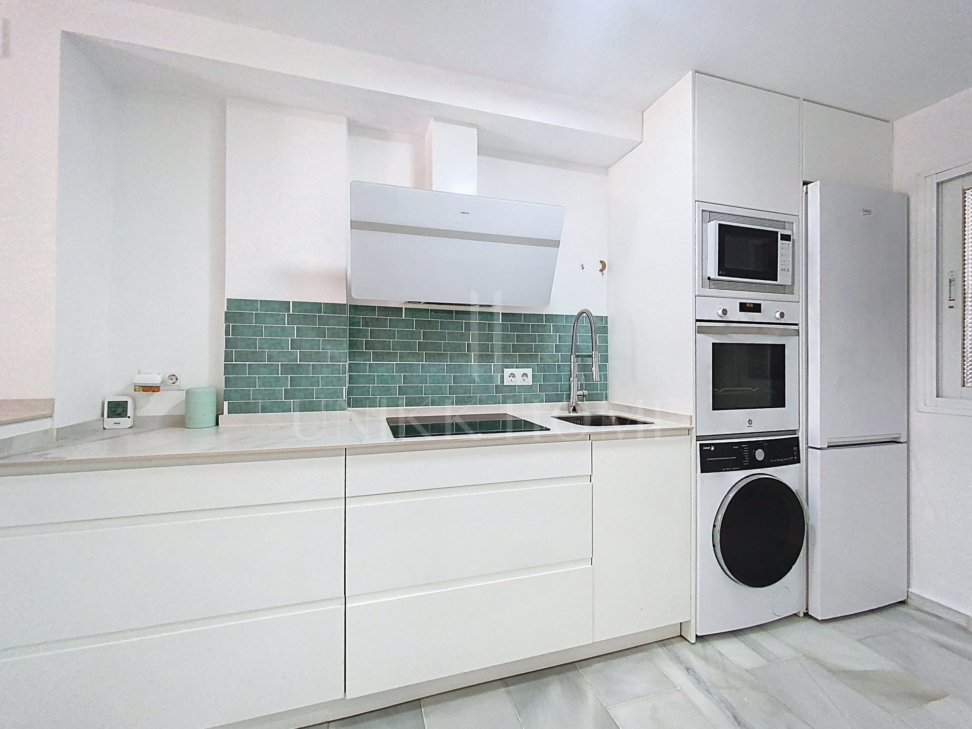 BAJO CON PARCELA PRIVADA A POCOS A 5 MINUTOS DE LA PLAYA - BAHIA CASARES COSTA