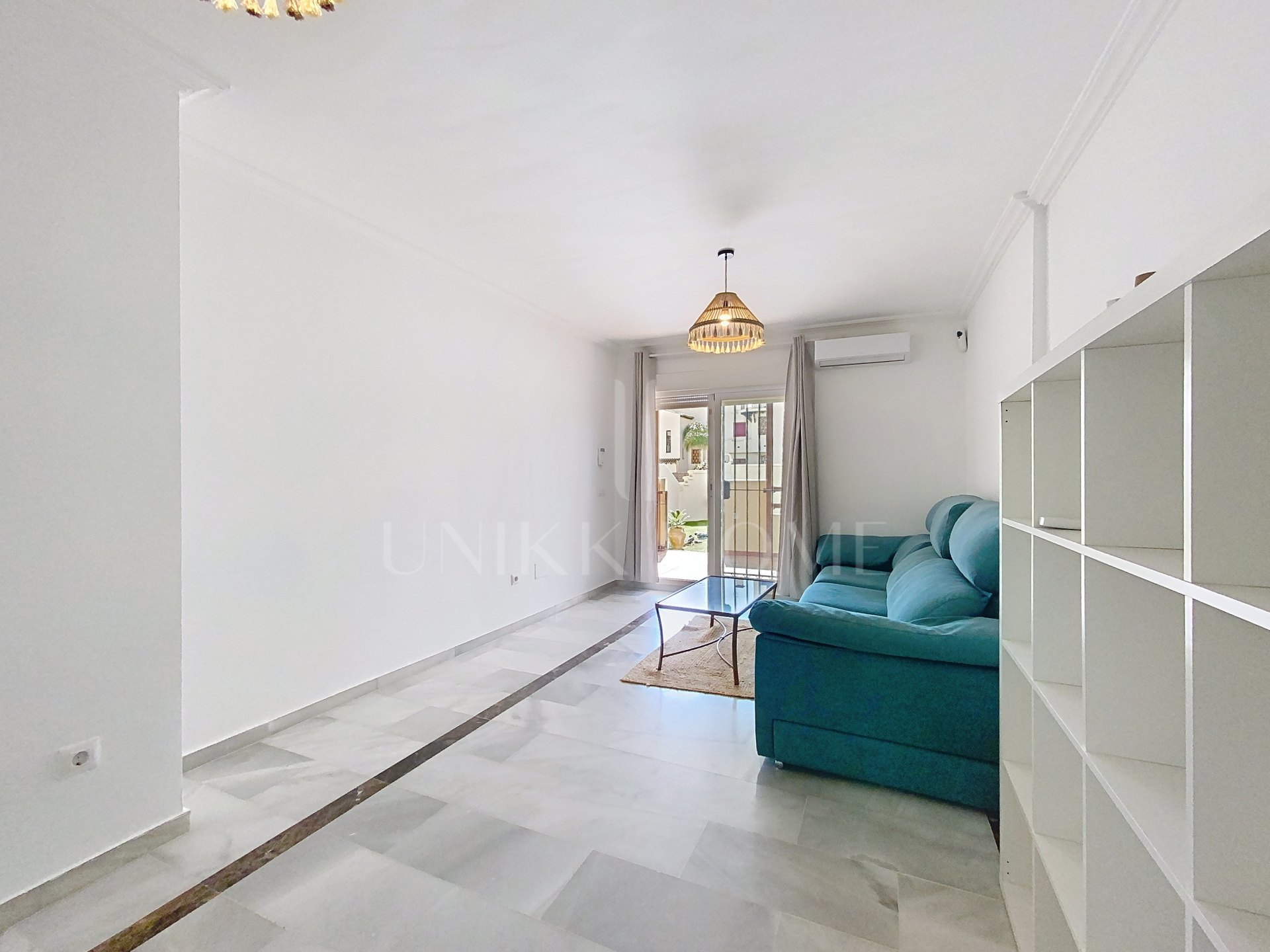 BAJO CON PARCELA PRIVADA A POCOS A 5 MINUTOS DE LA PLAYA - BAHIA CASARES COSTA